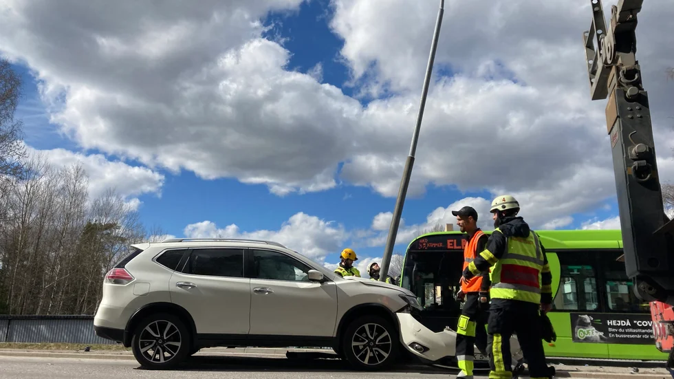 En personbil körde in i en lyktstolpe på Arnö.