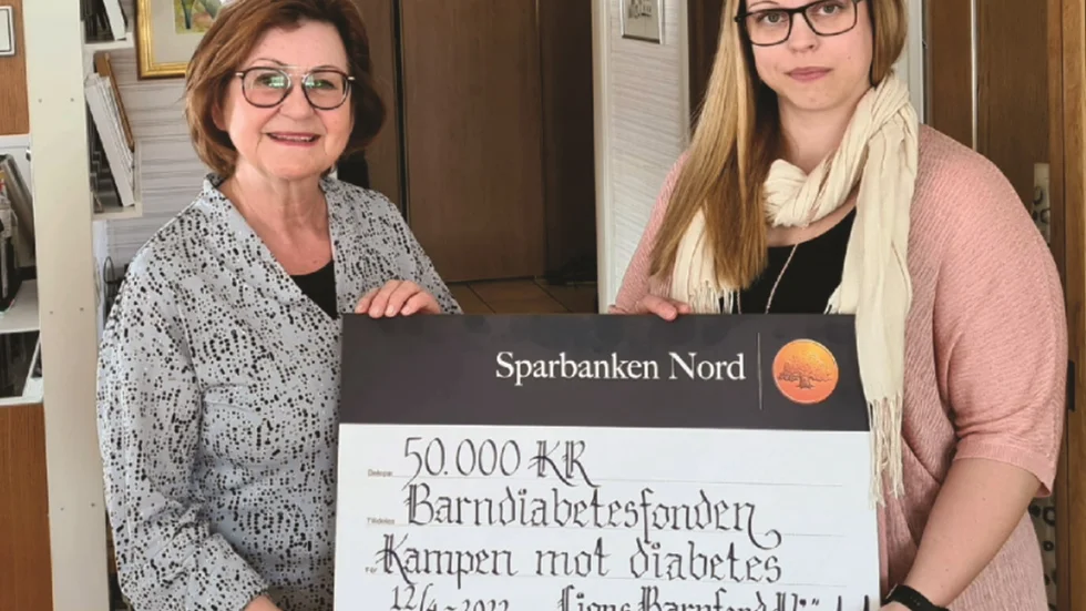 Lena Henriksson (till vänster) överlämnade en gåva från Lions i Piteå till Anna Lundwall, representant för Barndiabetesfonden i Norrbotten.