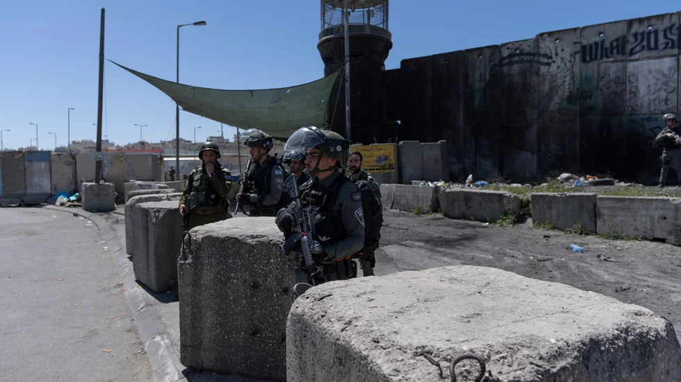 Israeliska gränspoliser vid en kontrollstation som palestinier använder på väg in i Jerusalem.