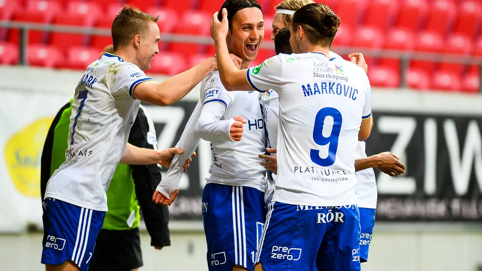 IFK Norrköpings Jonathan Levi (mitten) jublar efter sitt 2–0-mål borta mot Kalmar FF.