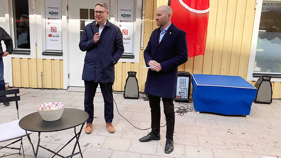 Bostadsminister Johan Danielsson (S) fick svara på frågor när kommunalrådet Claes Nordmark (S) fungerade som moderator. Socialdemokraternas torgmöte handlade givetvis om bostadsfrågan.