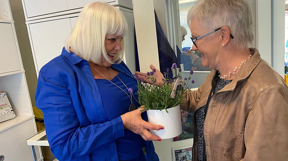Elisabeth Holmfeldt är en av många som kom med blommor till Ann-Kristin Källström-Sundgren. "Vi har jobbat i samma chefsteam och är dessutom grannar och kamrater", säger Ann-Kristin.