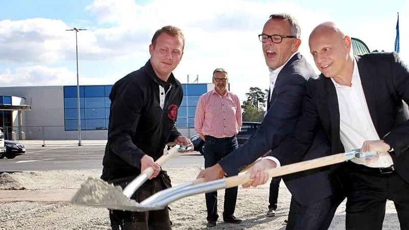 Joel Eckard från Schübergs Gräv & Schakt, regionstyrelsens ordförande Åke Svensson och Per Blomberg som är bygg- och etableringsdirektör på McDonalds Sverige.