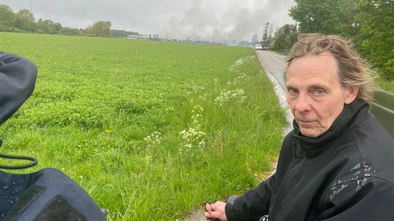 Grannen Lennart Berg bor nära och jobbar vid den branddrabbade hönsladugården i Väte. 