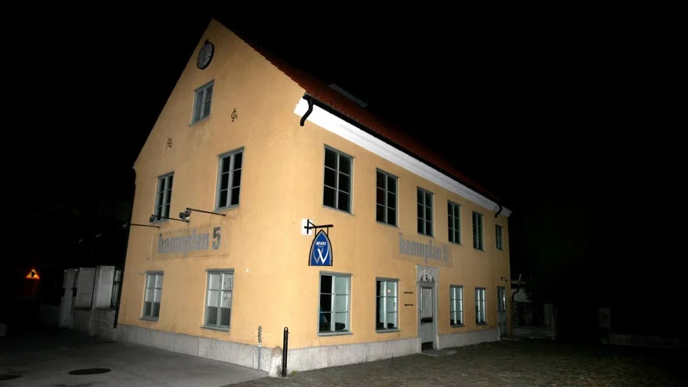 Misshandeln ägde rum på Hamnplan 5 i Visby, våren 2010.