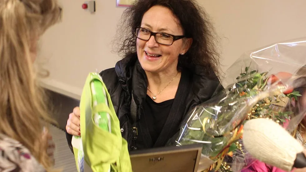 Maria Kolmodin Phoenix tar emot en flygbiljett.