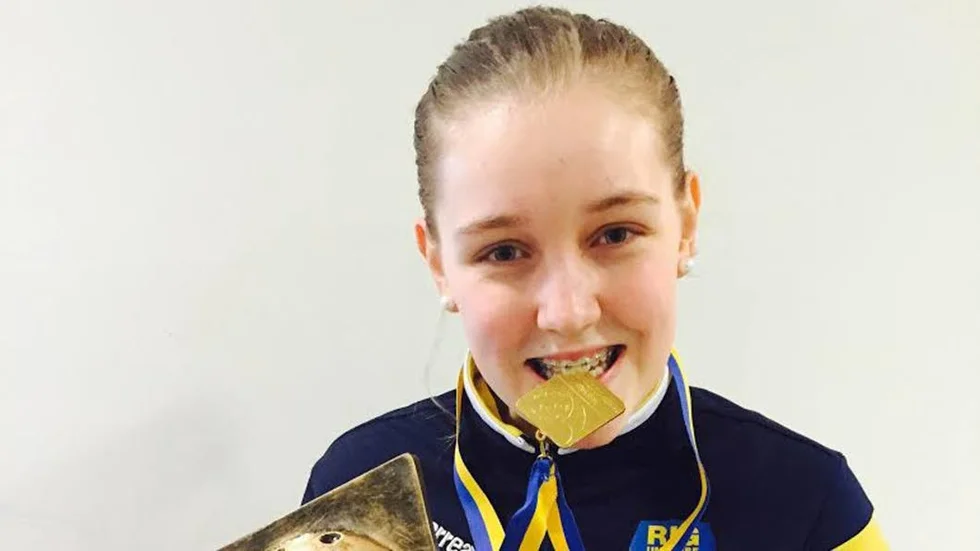 Elvira Eklund med SM-guldmedaljen.