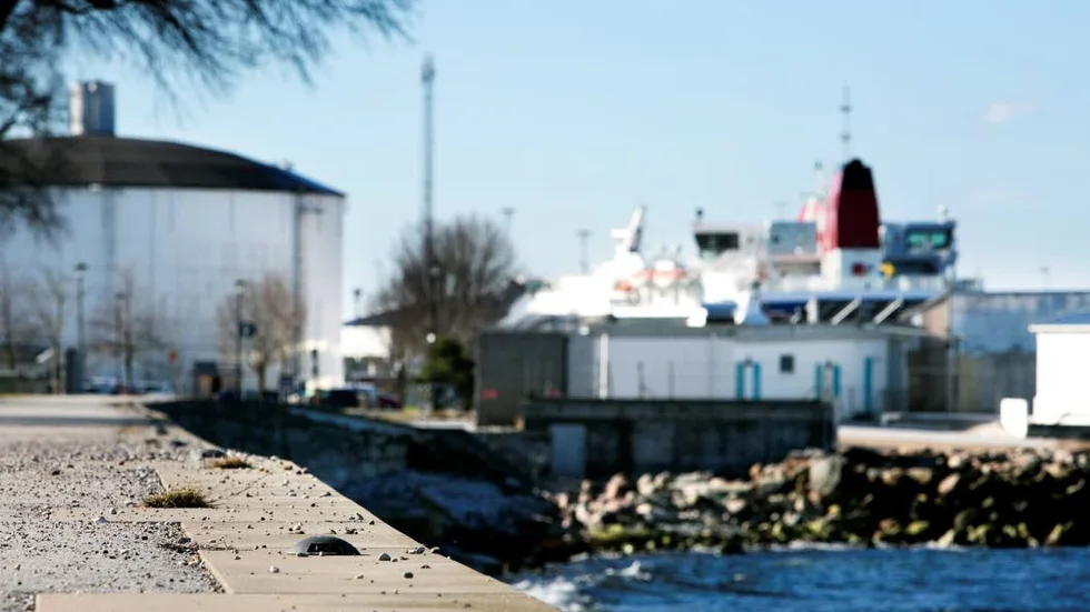 Geab lagar belysningen längs Strandpromenaden.