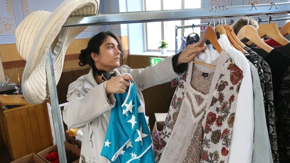 Leyla Odabas kollade in utbudet på loppisens klänningsavdelning.