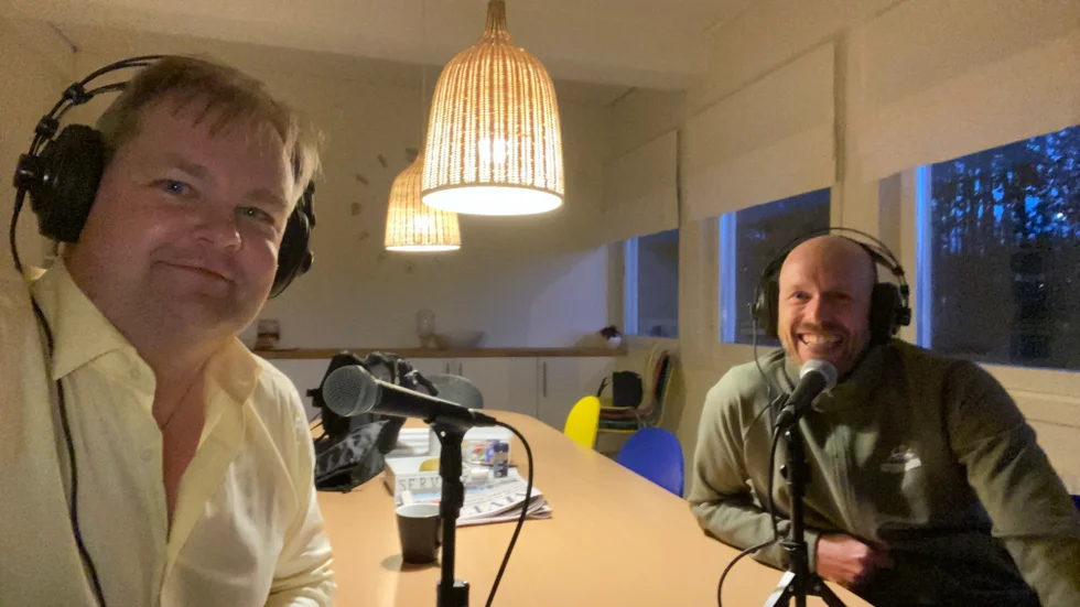 Vätternrundans kanslis kök är platsen en sen fredagskväll för inspelning av podd med cykelloppets vd Oskar Sundblad. Klockan fem på morgonen skulle han sedan åka runt sjön, i funktionärsrundan. Hör Sundblad i långsnack i Sportsnack. 