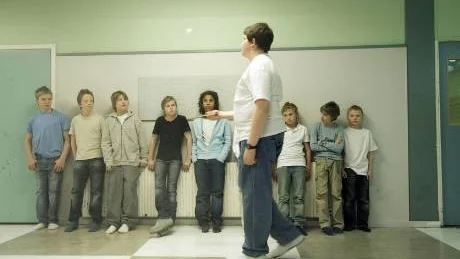 Mitt liv som rund. "Ping-pongkingen", med Jerry Johansson som Rille, ekar ofta av både Roy Anderssons "lysrörsestetik" och Ingemars monologer från "Mitt liv som hund". Foto: Johan Bergmark