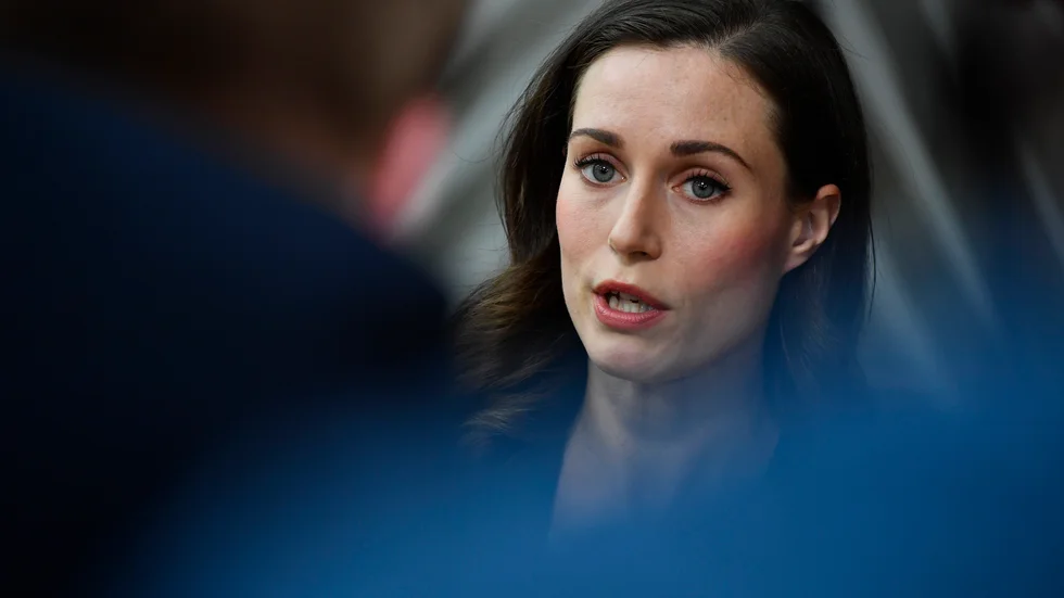 Finlands statsminister Sanna Marin reser vidare från EU-toppmöte i Bryssel till USA.