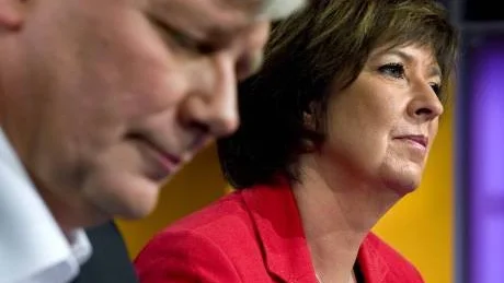 Nog skulle det kännas mera tryggt för den framtida politiken om socialdemokraterna och Mona Sahlin lutade sig åt vänster och Lars Ohly i stället för åt höger.