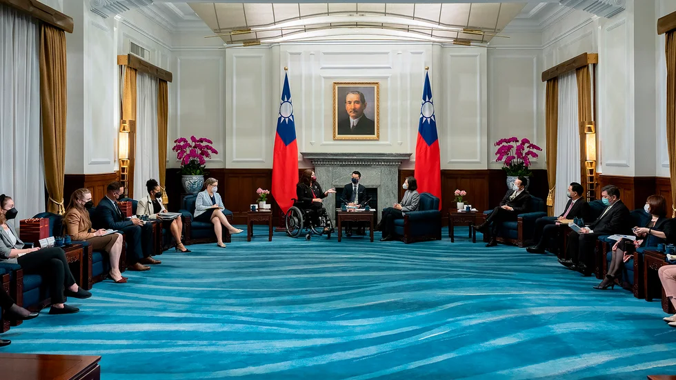 Den amerikanska senatorn Tammy Duckworth (Demokraterna), till vänster, besökte Taipei häromdagen för att visa stöd för Taiwan. Här träffar hon Taiwans president Tsai Ing-Wen i tisdags.
