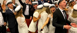 Se det vilda firandet av Enköpings studenter på Kompassen