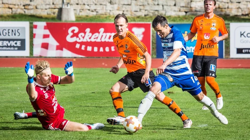 FC Gutes lagkapten Viktor Segerlund, här i duell med Goran Cuckovic i förra säsongens hemmamöte mot Mora, ser fram emot torsdagens match i Svenska Cupens första omgång.