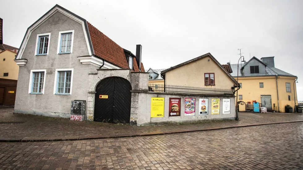 Fastigheten på Hamnplan 4 och Korsgatan 25 i Visby köptes för drygt 13 miljoner kronor.