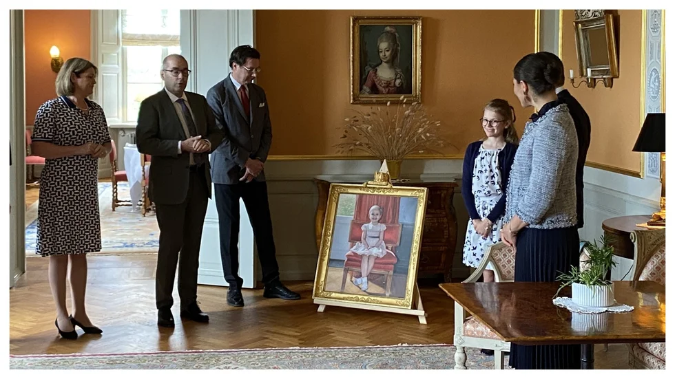 Ett porträtt med prinsessan Estelle avtäcktes på onsdagen vid hennes besök på Linköpings slott.