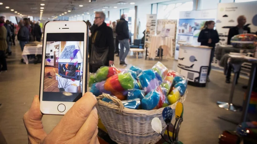 Helena Hoas köpte ingen ull till påskriset. Hon har redan ­pyntat med den hemma.