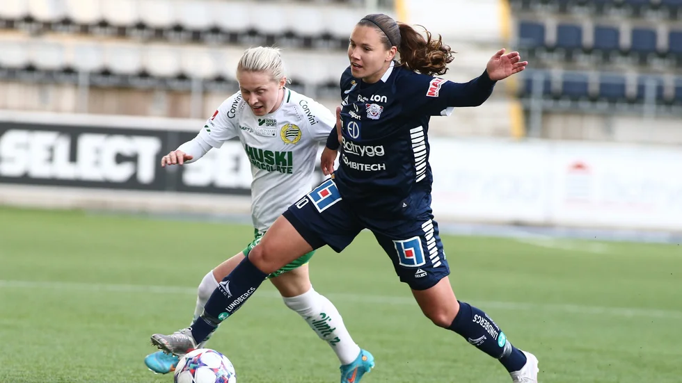Emma Lennartsson i duell med Hammarbys Emilia Larsson.