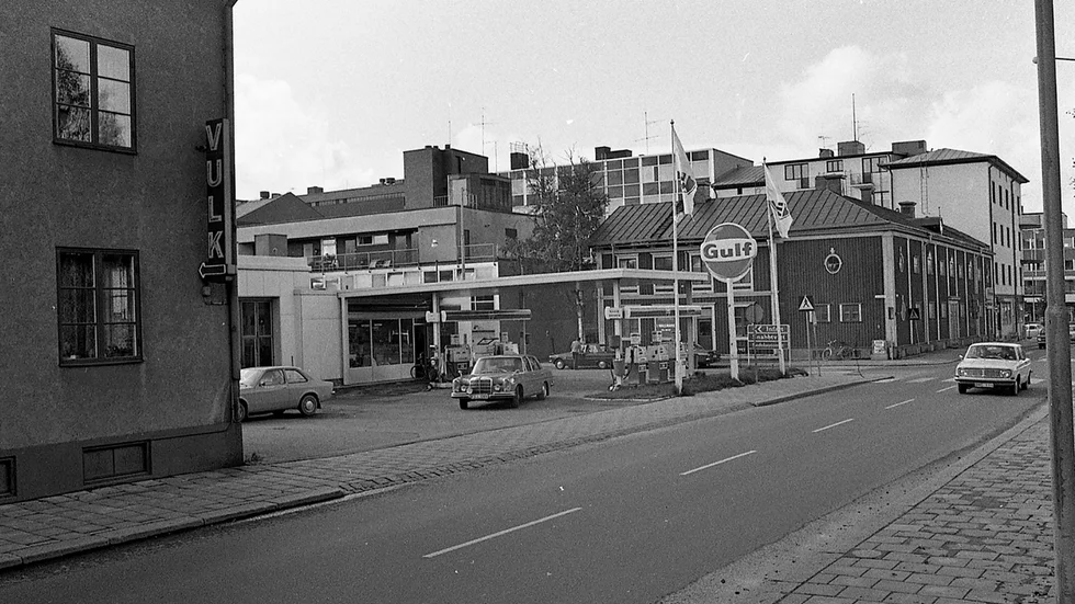 Bild på korsningen Kanalgatan/Hörnellgatan – tagen 1975.