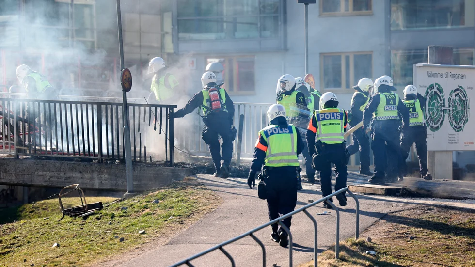 Kravallutrustad polis vid Ringdansen centrum under upploppen i Navestad i Norrköping på påskdagen.