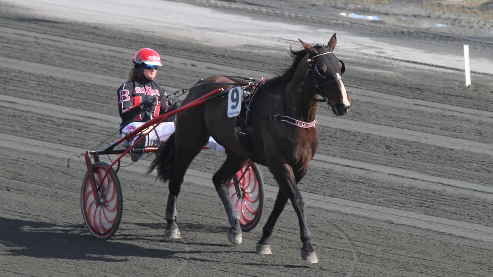 Kahlua Bishop vann från dödens på topptiden 14,7. Maria Bodin rattade.