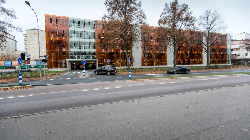 2015 öppnades ett parkeringshus med 600 platser vid Akademiska sjukhuset. Parkeringsavgifterna räcker inte för att täcka kostnaden för huset.