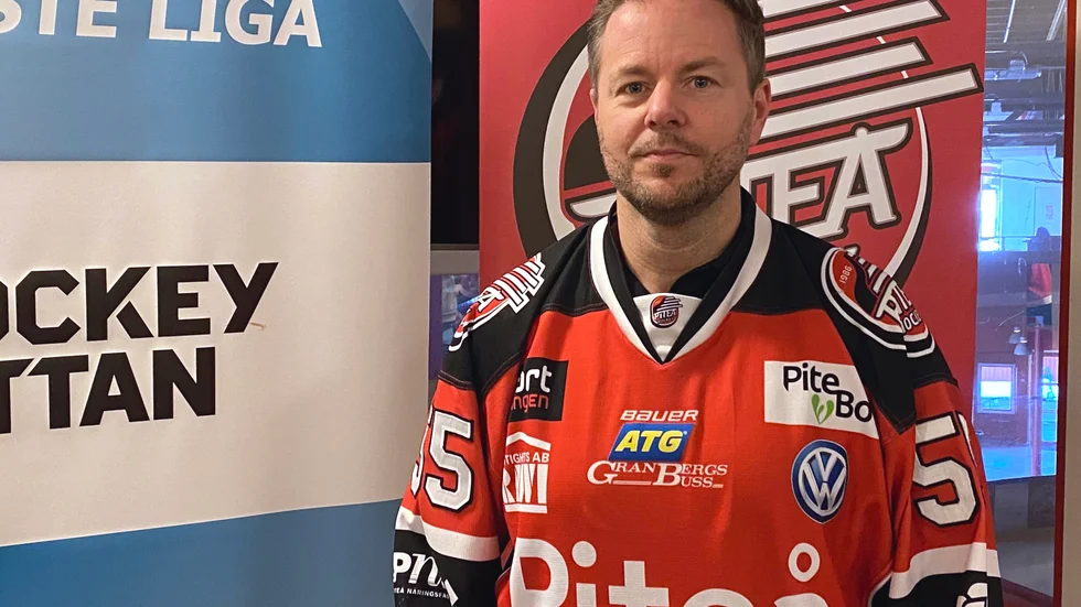 Piteå Hockey spände bågen högt när Mikael Aaro presenterades som ny tränare våren 2022. Nu är klubben en matchserie ifrån de sex lag som går till kvalserien.