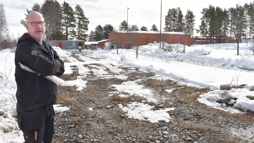 På den plogade platsen ska förskolan byggas, samt några meter till åt höger och vänster, berättar Anders Lundgren, platschef på Nordkust Bygg. I bakgrunden syns Norrhammarskolan.