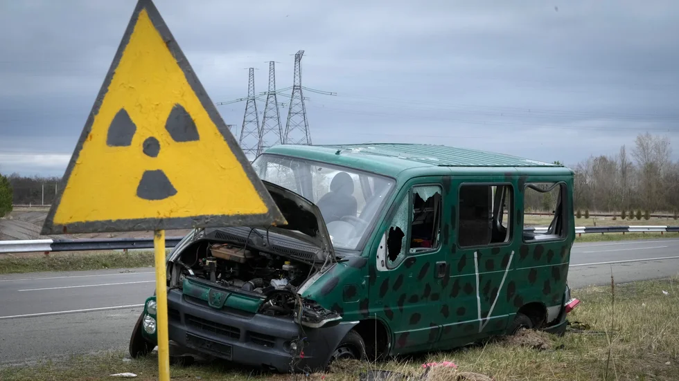 Ett övergivet ryskt fordon i närheten av kärnkraftverket i Tjernobyl. Bilden är tagen den 16 april.