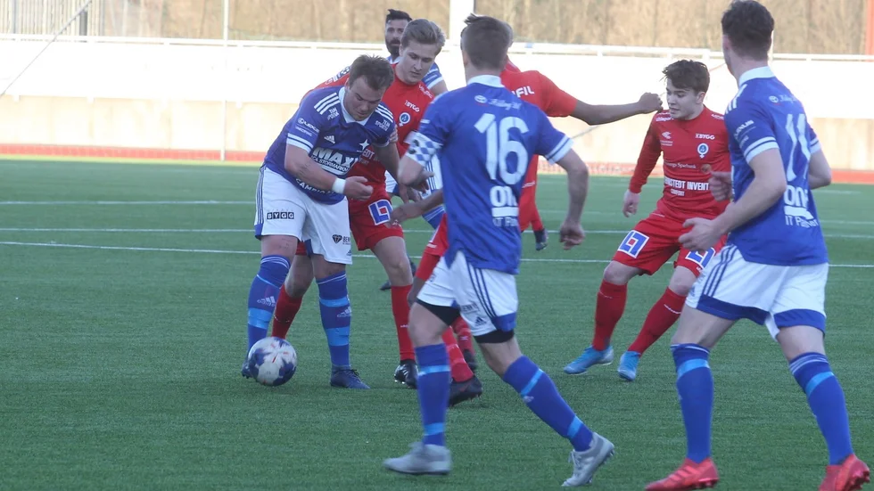 IFK Motalas Elias Welin håller undan för Åtvidabergs FF:s spelare i tisdagens åttondelsfinal på Idrottsparken. IFK från femman höll emot bra mot ÅFF från ettan. 3-2 tar IFK vidare till kvartsfinal.