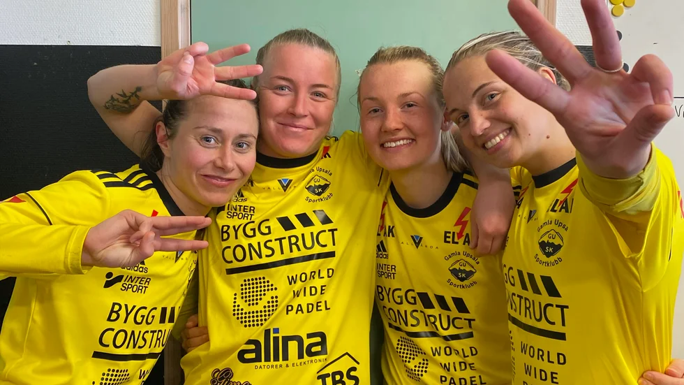 Elva Fridjonsdottir, Ingrid Wixner, Elin Åkerman och Malin Forssner firar segern.