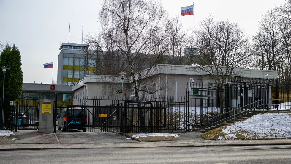 De tre ryska diplomater som utvisas har enligt regeringen bedrivit illegal underrättelseverksamhet i Sverige.