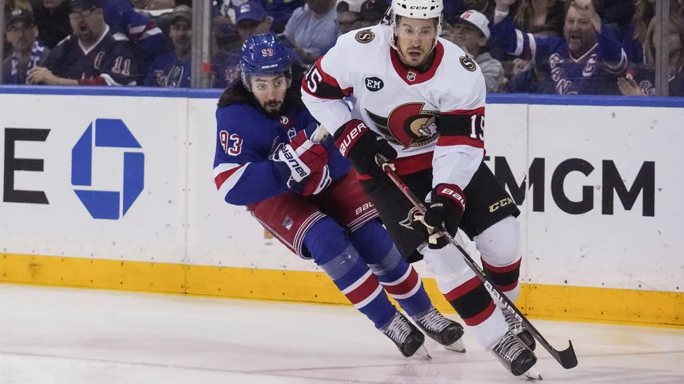 Mika Zibanejad kämpar om pucken mot Michael Del Zotto.