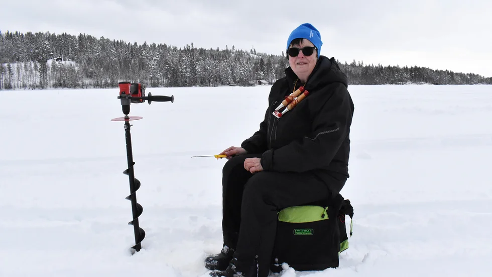 Ingrid Gunnarsson, Sundsjöfiskarna, har bara tävlingsfiskat i några år. Hon började med att följa sin man ut på isen,han har fiskat betydligt längre.