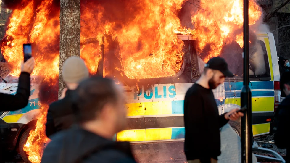 Polisbussar satta i brand vid Sveaparken i Örebro i april i fjol.