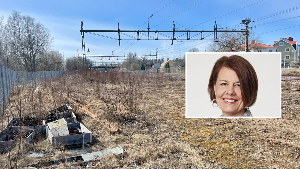 Tågstationen i Sköldinge är nedlagd sedan länge, men inte enligt trafikinformationen i Movingo-appen. På bild syns också Katarina Myrberg.