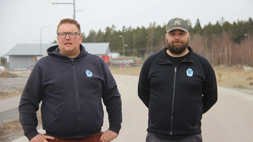 Jonas Hovind och Jesper Bernström i EMK, Enköpings motorklubb, laddar för EMC-sprinten, påskdagen, söndagen 17 april, i Hagalund norr om E 18.