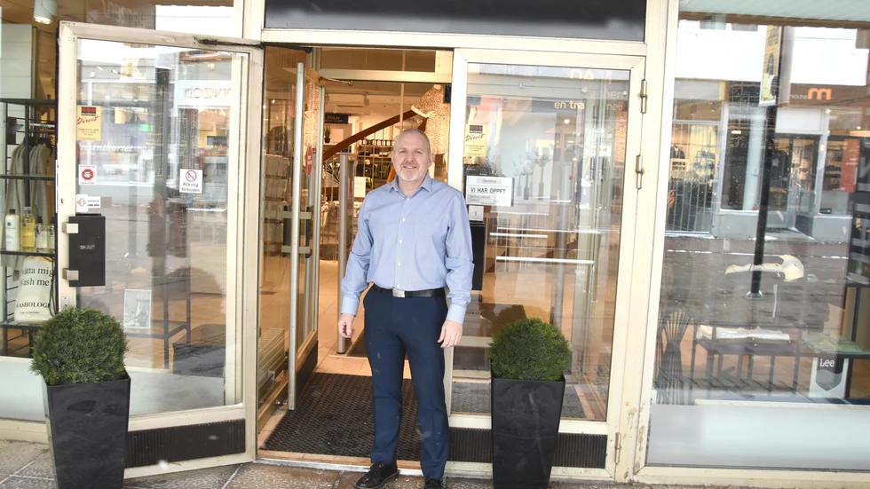 ”Jag trivs väldigt bra här. Vintern kan vara lite lång, men jag gillar snön, att vandra i naturen och fotografering”, säger Darren Amos som jobbar på en klädbutik i Skellefteå.