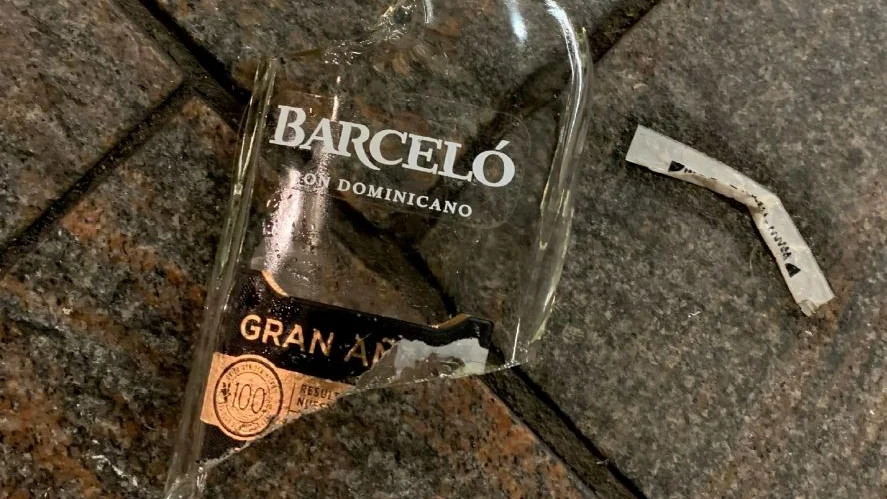 Den 27-årige mannen tappade en av spritflaskorna. (Bilden är hämtad ur förundersökningen.) 