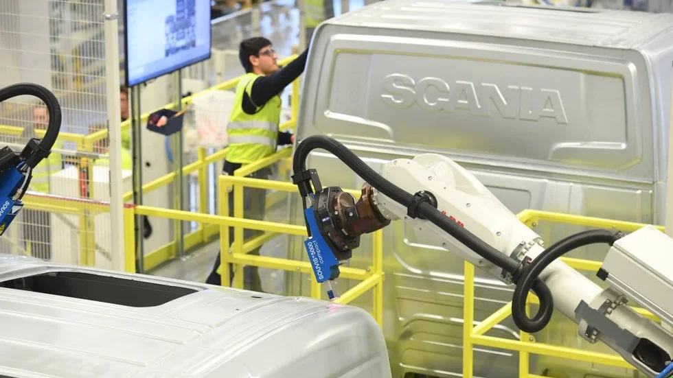 Scanias fabrik i Oskarshamn, på andra sidan Östersjön.
