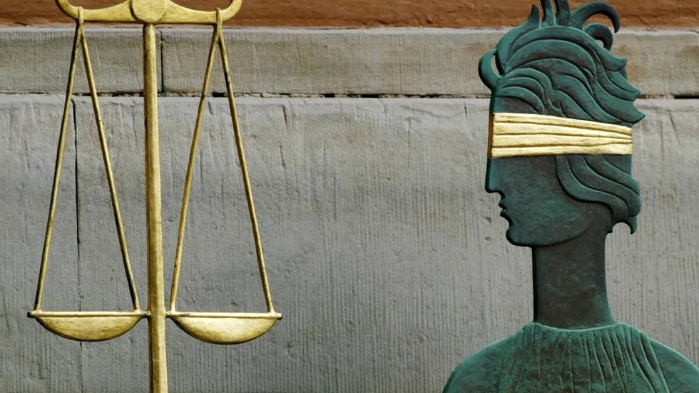 Tungt vägande skäl. Fru Justitia bör inte kränga av sig ögonbindeln.