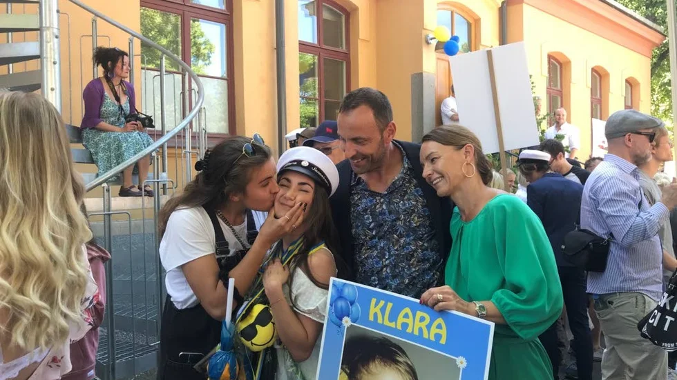 Yngsta dotterna Klara tar studenten och hon gratuleras av sin syster Beata, Mattias och Anna.