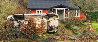 Olycka: Bilen kraschade in i trädgården