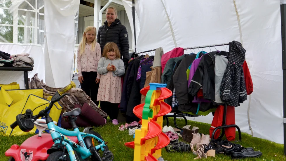 Martina Palmqvist med dottern Stina till höger, och hennes kusin Astrid Lundell till vänster. Försäljningen har gått sämre än väntat. "Det har inte varit så mycket barnfamiljer här", säger Martina.