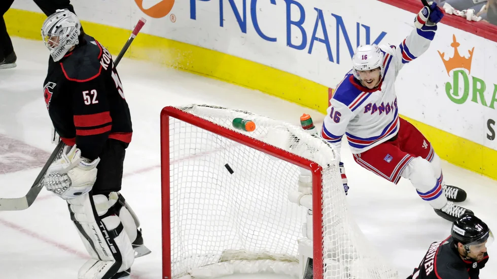 Ryan Strome firar sitt mål när Carolina besegrades.
