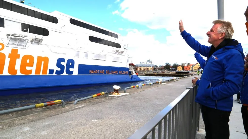 I HAMN. Pigge Werkelin hälsar Gotlandsbåten välkommen till Visby hamn.