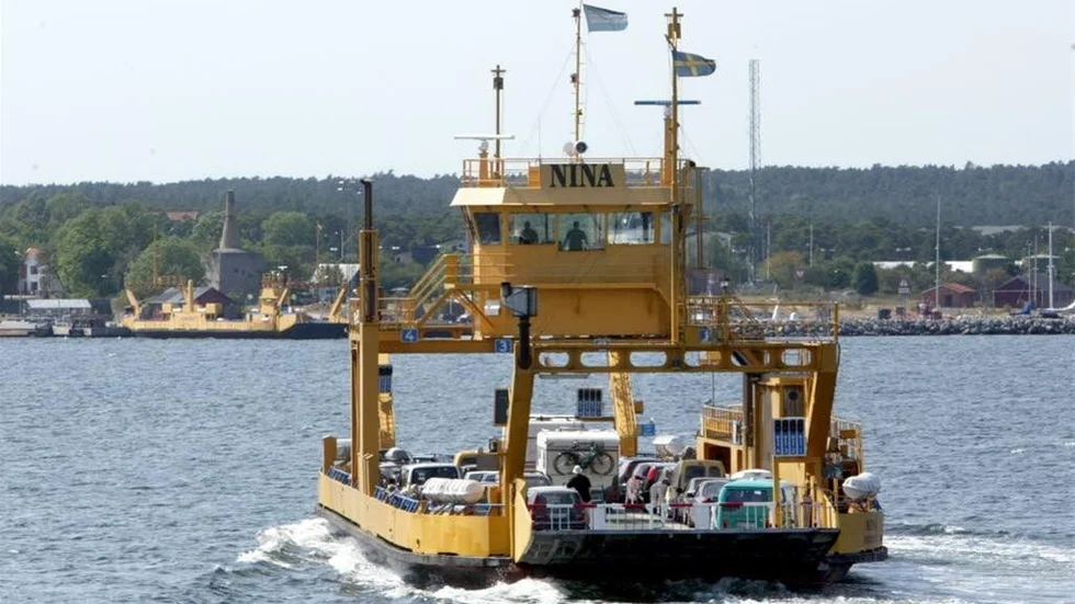 Färjan lär få sköta transporterna till och från Fårö i flera år till. Lars Thomsson anser att brofrågan har hög prioritet.                               foto: Tommy söderlund/gt arkiv och petra jonsson/Arkiv