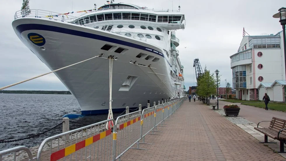 Högre än husen. Birka Stockholm har imponerande dimensioner, husen i Södra hamn ser små ut i jämförelse.